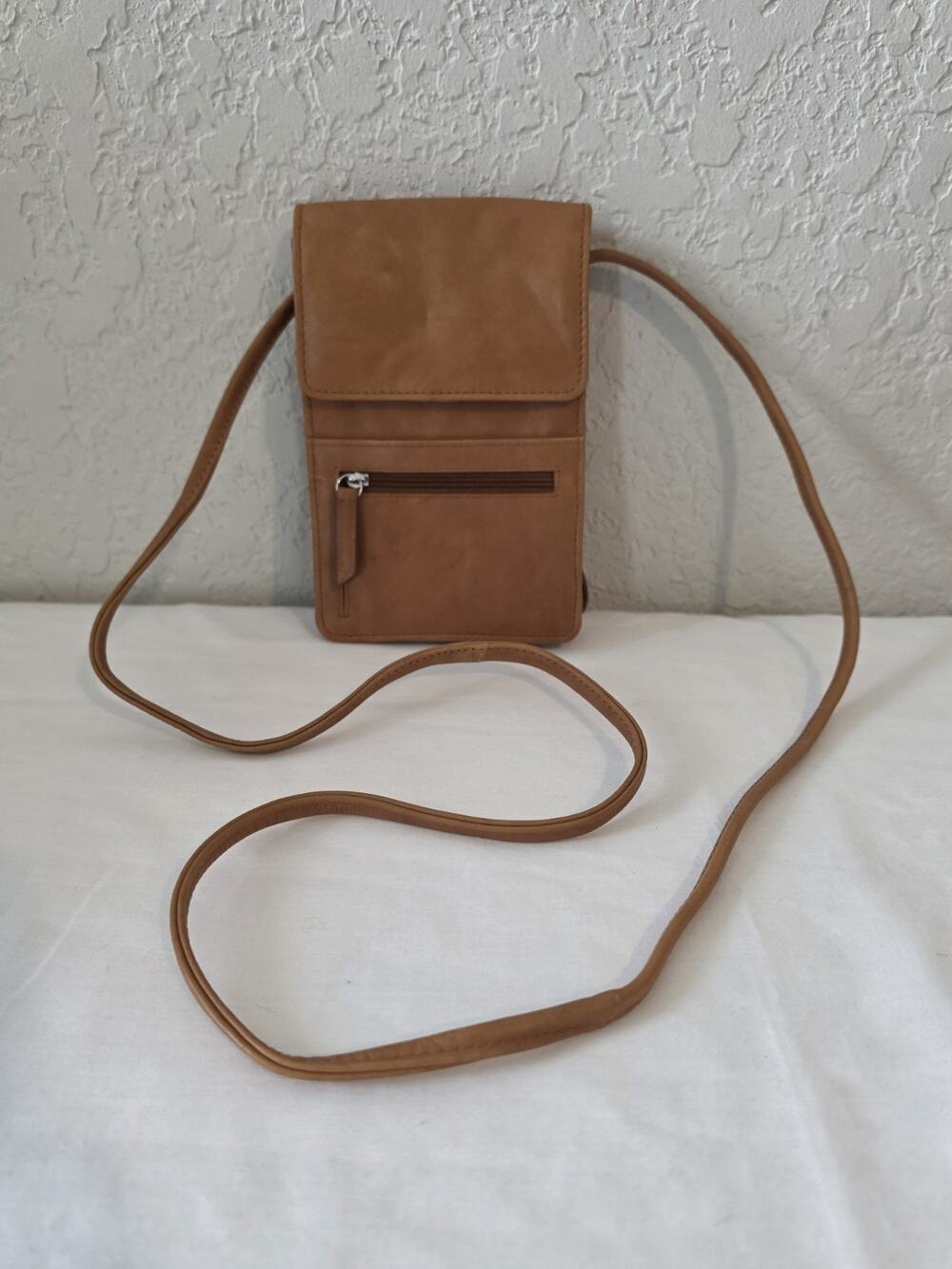 iLi New York Genuine Leather RFID Phone Wallet Crossbody Purse Tan Brown